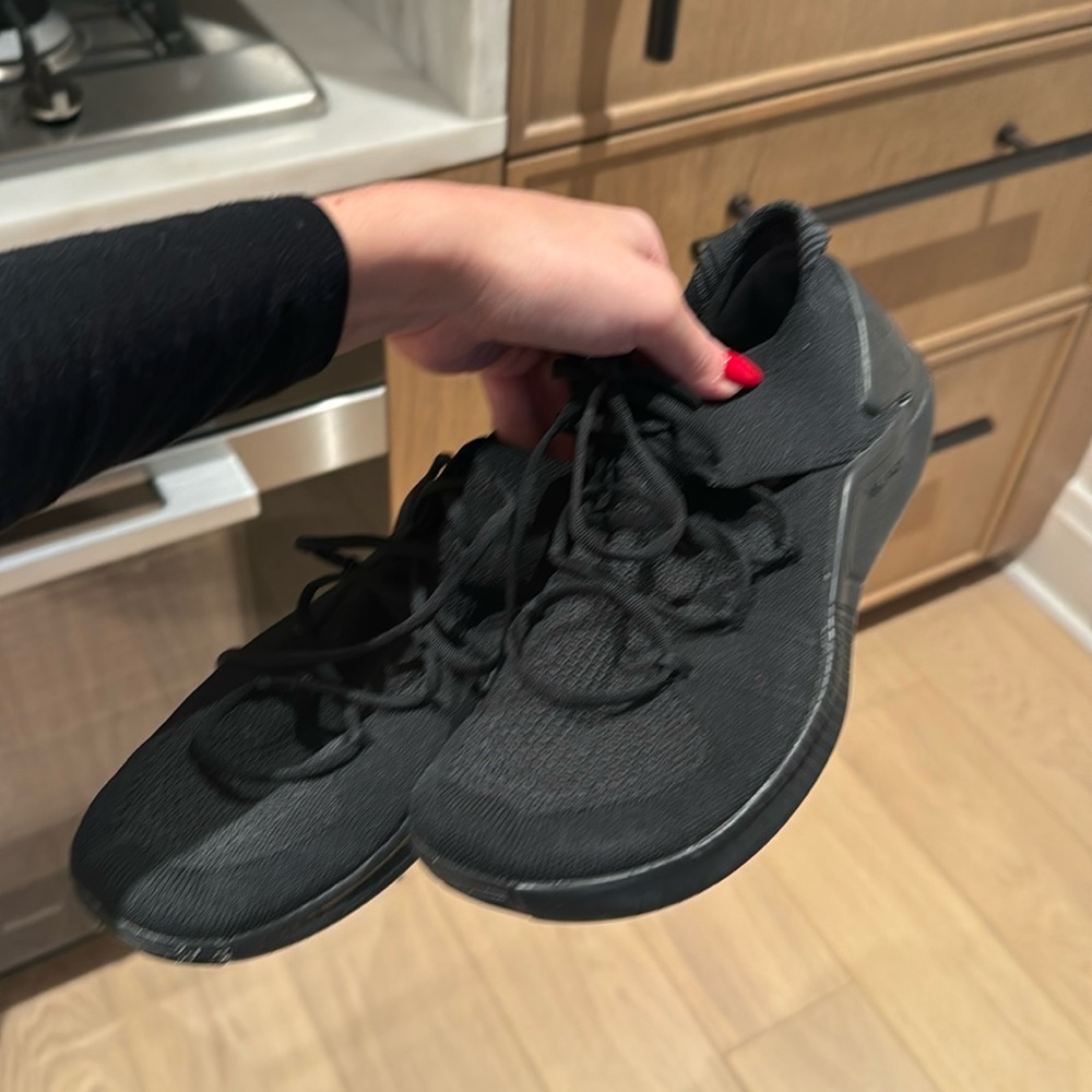 Black Nike weight lifting shoes